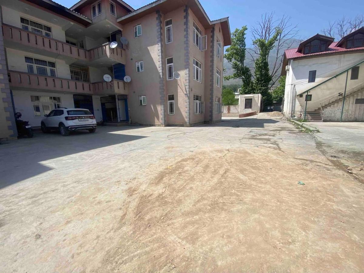 Penthouse Villa Srīnagar Esterno foto